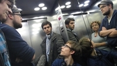 Jungfilmer im Fahrstuhl des DHC